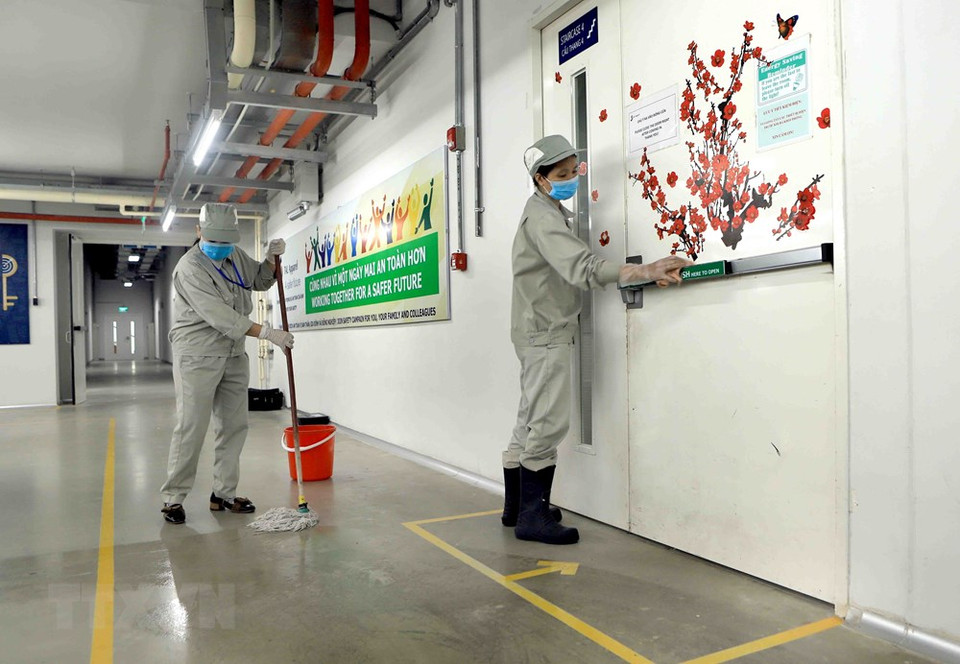 设在平川县伯善2工业区的越南TAL纺织公司的员工进行地板和门把消毒。越通社记者 黄雄 摄