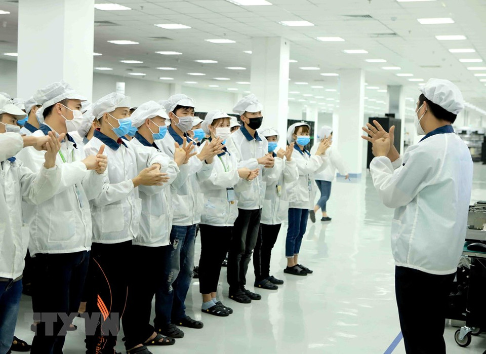 Compal公司引导员工正确洗手。越通社记者 黄雄 摄