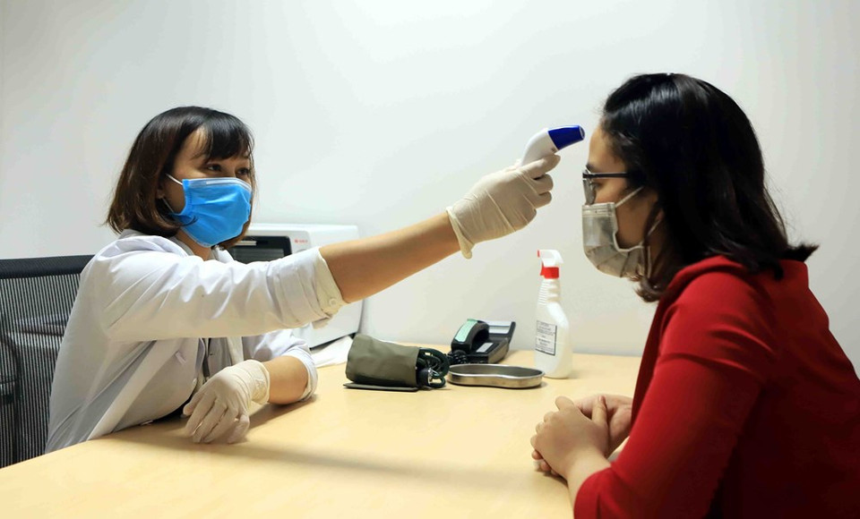 设在平川县伯善2工业区的越南纺织公司（TAL）给员工量体温。越通社记者 黄雄 摄