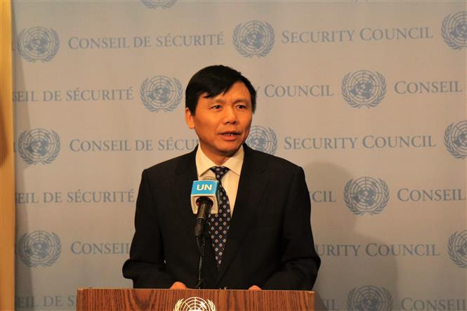 越南常驻联合国代表团团长邓廷贵在升旗仪式上致辞。图自越通社 