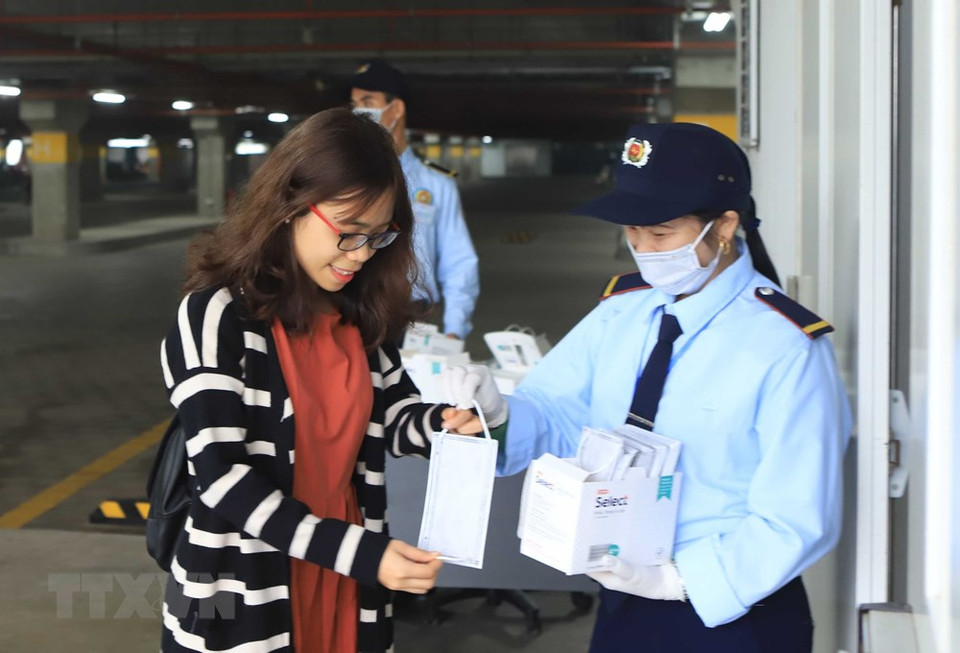 越南纺织公司（TAL）公司每天向4000多名工人和干部发送口罩。越通社记者 黄雄 摄 