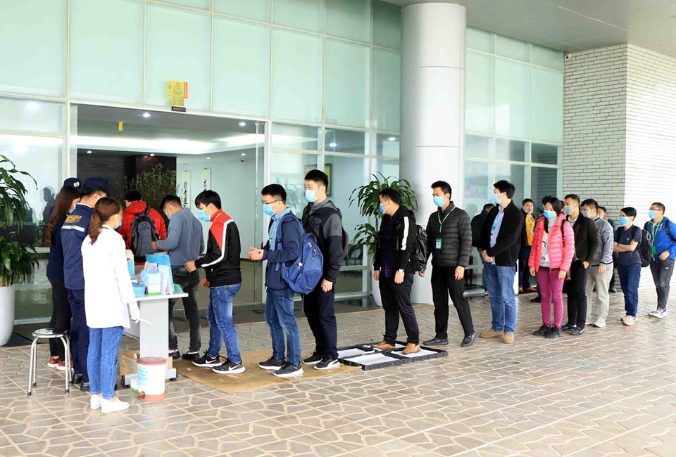 Compal公司要求所有员工和访客都要戴口罩、走过消毒槽、洗手和测量体温。越通社记者 黄雄 摄