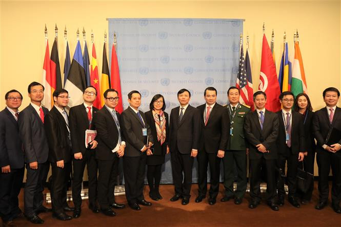 越南常驻联合国代表团团长邓廷贵大使和越南代表团合影。 图自越通社