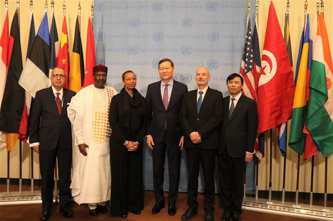 越南常驻联合国代表团团长邓廷贵大使与2020-2021年任期联合国安理会其他四个非常任理事国代表合影。 图自越通社