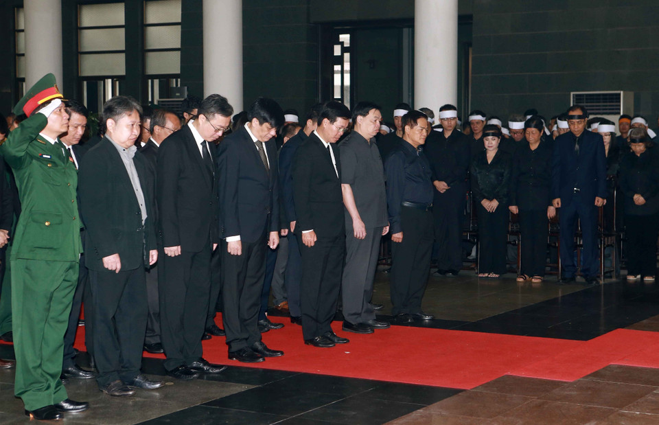 由越共中央政治局委员、中央书记处书记、中央宣教部部长武文赏为首的中央宣教部代表团前来悼念黎德英同志。图自越通社