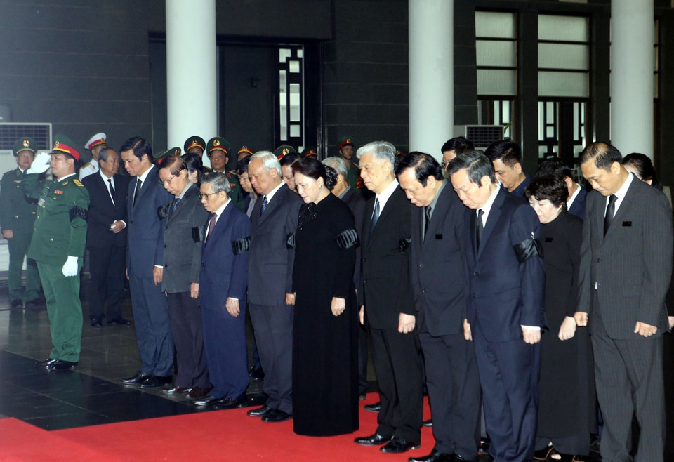 由越共中央政治局委员、国会主席阮氏金银为首的国会代表团前来悼念黎德英同志。图自越通社