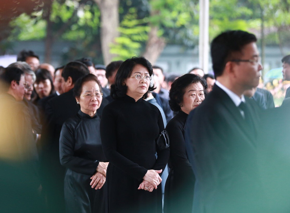 国家副主席邓氏玉盛同原国家副主席张美华、阮氏缘前来悼念黎德英同志。图自越通社