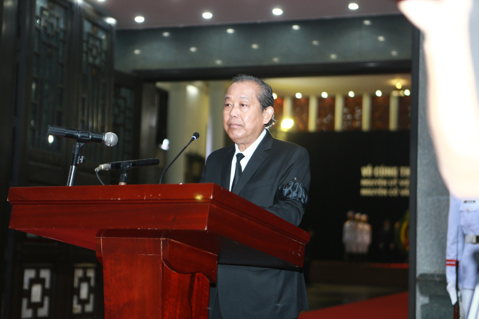 越南政府副总理、治丧委员会主任张和平宣读原国家主席黎德英大将国葬的特别公告。图自越通社
