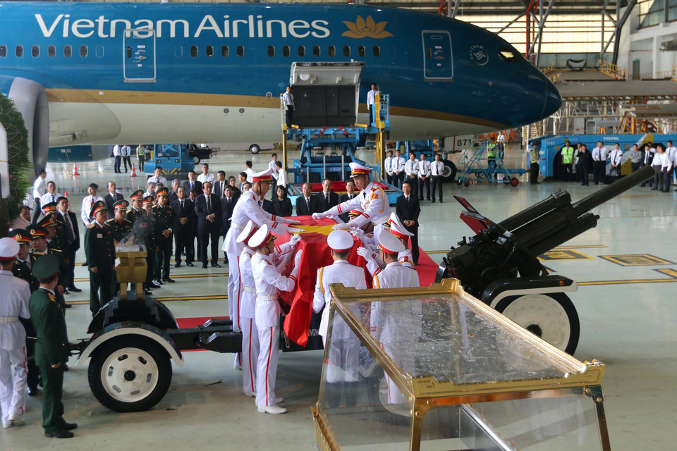 3日下午15时整，载着原越共中央政治局委员、原国家主席、原越南共产党中央委员会顾问黎德英大将灵柩的专机抵达胡志明市新山一国际机场。