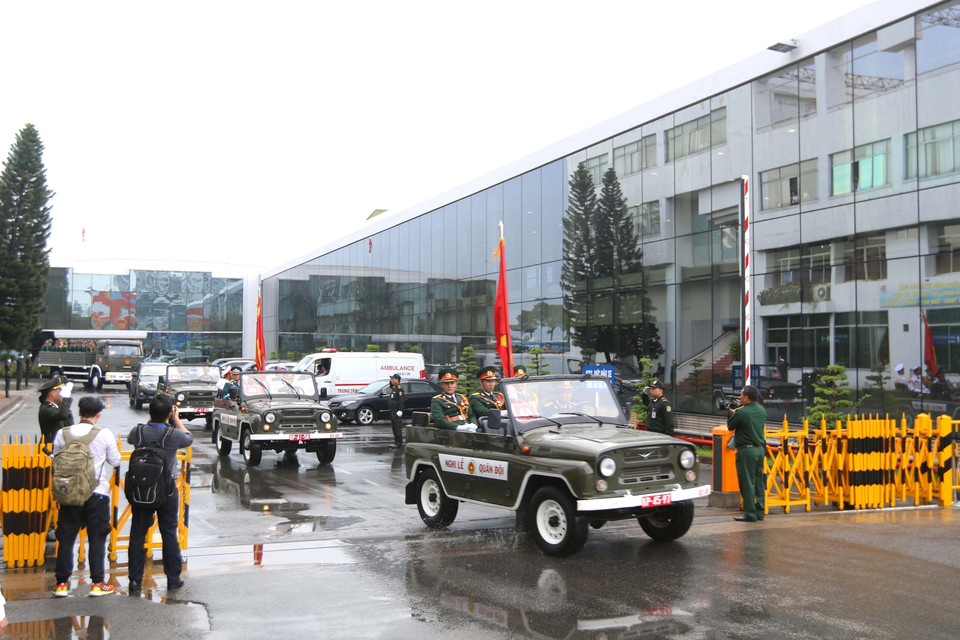 灵车队离开新山一机场驶往胡志明市陵园。图自越通社