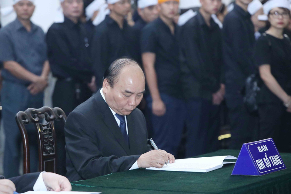 政府总理阮春福在吊唁簿上留言。图自越通社