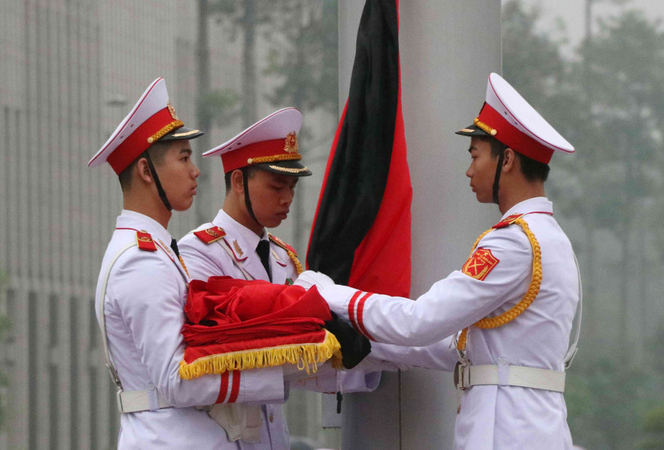 国旗护卫队在巴亭广场执行降半旗仪式。 图自越通社