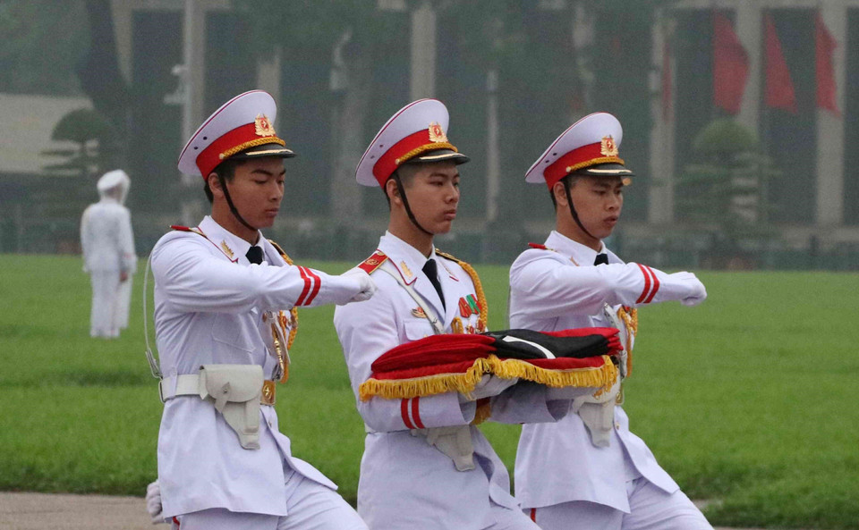 国旗护卫队在巴亭广场执行降半旗仪式。图自越通社