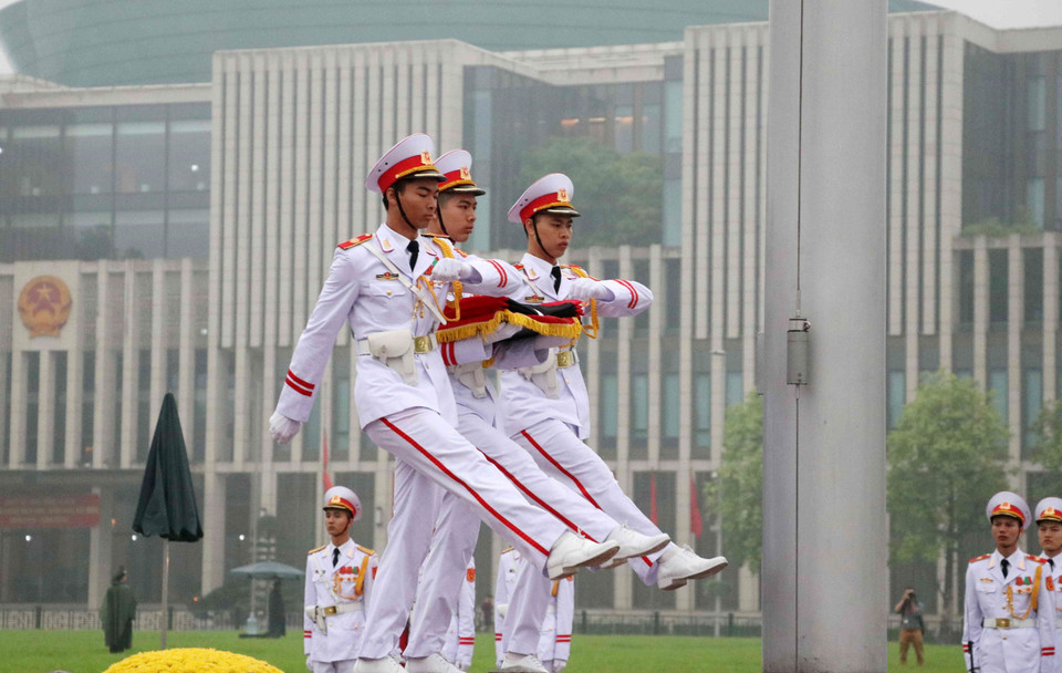 国旗护卫队在巴亭广场执行降半旗仪式。图自越通社