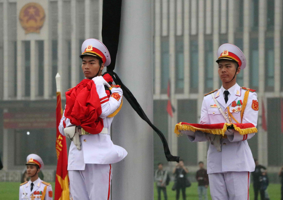 国旗护卫队在巴亭广场执行降半旗仪式。图自越通社