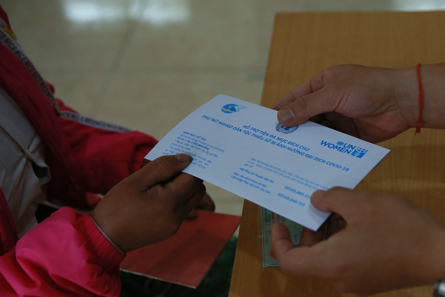 联合国妇女署驻越办事处代表说，凭借“不让任何人掉队”的原则，除了政府的援助之外，该倡议为受新冠肺炎疫情影响最严重的弱势群体提供援助。老街省少数民族妇女可用来满足其家庭的需要，同时改善生计，从而增加收入，减少疫情对其家庭和妇女本身的负面影响。图自Vietnam+