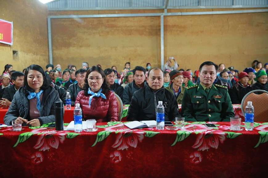 在越南，少数民族人口占全国人口的14%。联合国妇女署与老街省妇女联合会配合乡老街省受影响的少数民族妇女提供现金救助。每户家庭将收到230万越盾的现金援助，以改善生活条件。有了这笔钱，少数民族人民可购买粮食、生活必需品和作为生计。图自Vietnam+