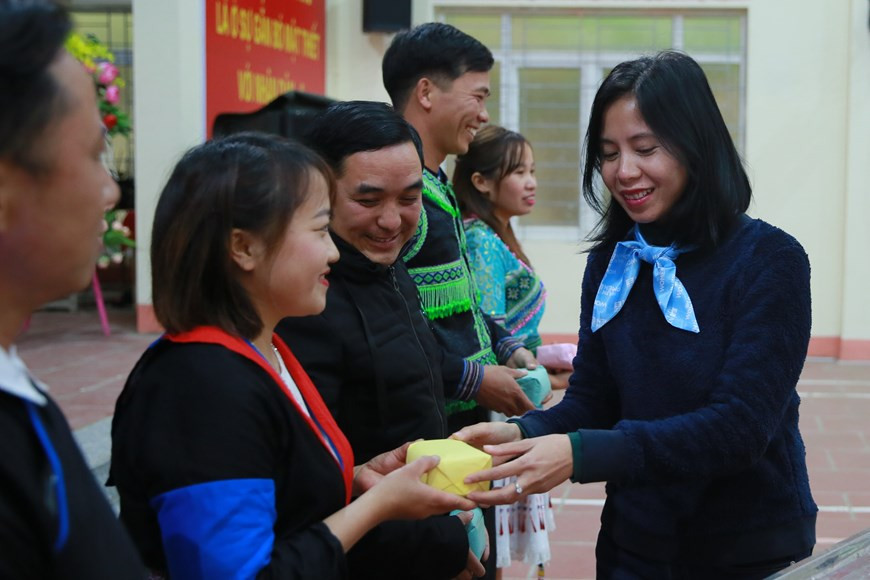 老街省4个乡600个贫困户和少数民族家庭已获得现金救助，以购买粮食、食品和作为生计。该计划旨在协助以少数民族女性为主的贫困群众。总额超过13亿越盾的现金救助来自联合国中央应急基金。除了政府提供的援助之外，该倡议将为受新冠肺炎疫情影响的弱势群体提供支持。图自Vietnam+