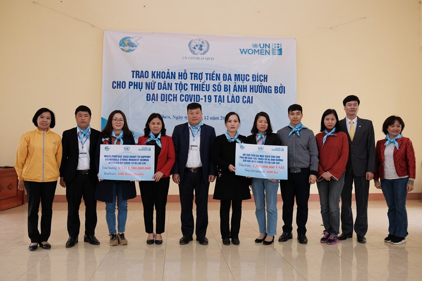 联合国促进两性平等和妇女赋权实体(又称联合国妇女署)和老街省妇女联合会联合举行这一富有意义的活动，旨在协助以少数民族女性为主的老街省四个乡的困难群众。该笔金额多达13.8亿越盾,来自联合国COVID-19 应对和恢复多伙伴信托基金。图自Vietnam+