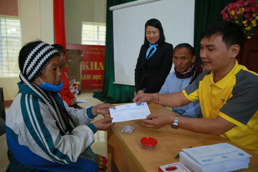 联合国促进两性平等和妇女赋权实体(又称联合国妇女署)和老街省妇女联合会联合举行这一富有意义的活动，旨在协助以少数民族女性为主的老街省四个乡的困难群众。该笔金额多达13.8亿越盾,来自联合国COVID-19 应对和恢复多伙伴信托基金。图自Vietnam+