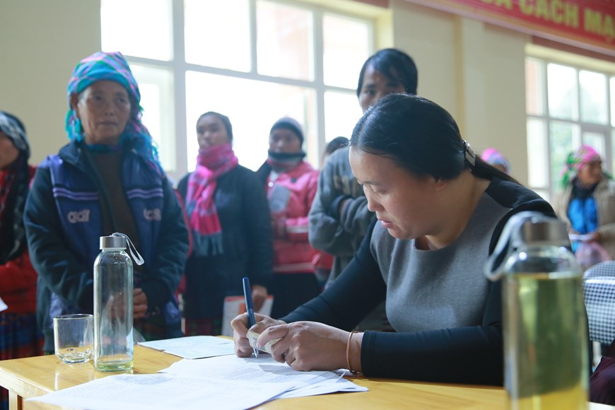 新冠肺炎疫情和相关的保持社交距离政策已使多人尤其是妇女等的弱势群体的生计受到严重打击。越南劳动荣军与社会部2018年的数据显示，在越南，少数民族人口仅占让你口总数的14.7%，但分别占全国贫困人口和相对贫困人口的95%和55.3%，占小学及小学以下人口的43.8%。图自Vietnam+