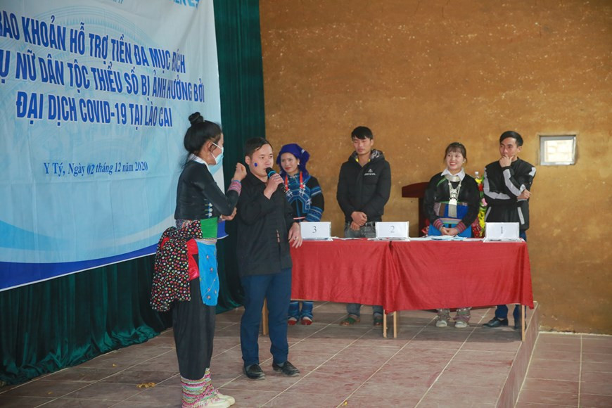 联合国促进两性平等和妇女赋权实体(又称联合国妇女署)和老街省妇女联合会联合举行这一富有意义的活动，旨在协助以少数民族女性为主的老街省四个乡的困难群众。该笔金额多达13.8亿越盾,来自联合国COVID-19 应对和恢复多伙伴信托基金。图自Vietnam+