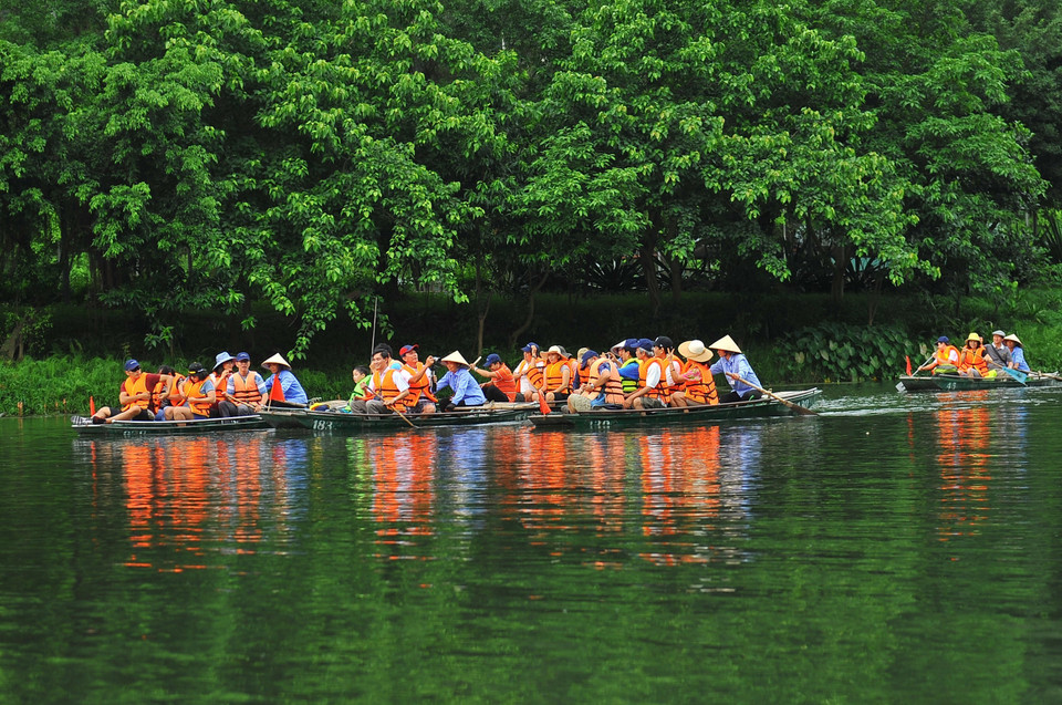 游客游览越南宁平省长安名胜群。 越通社记者 明德 摄