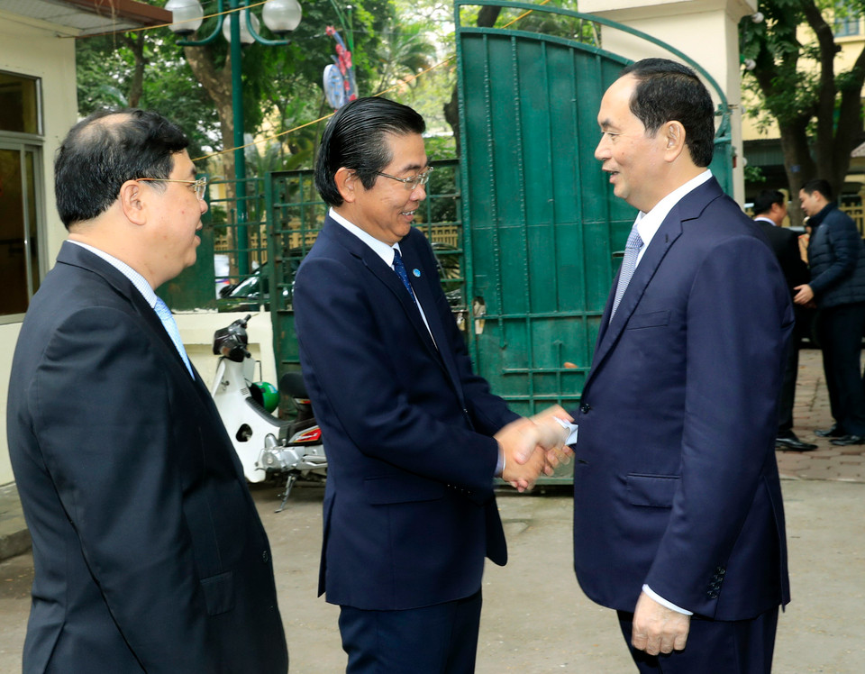 越南国家主席、中央司法改革指导委员会主任陈大光与中央司法改革指导委员会办公厅干部握手。越通社记者 颜创 摄。