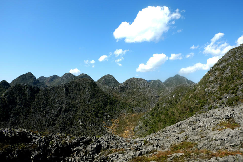 同文岩石高原风景壮美绮丽。同文岩石高原地质公园2010 年被联合国教科文组织正式承认为全球地质公园。越通社记者 祥安 摄。
