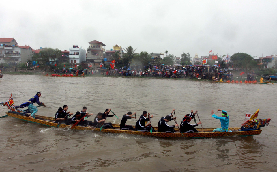 太平省2018年龙舟节热闹场面。越通社记者 势阅 摄