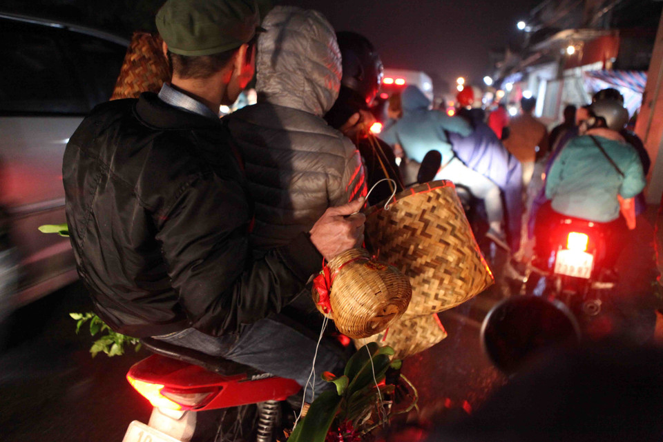 南定省居民和四面八方游客又纷纷组团赶旺市。越通社记者 贵忠 摄