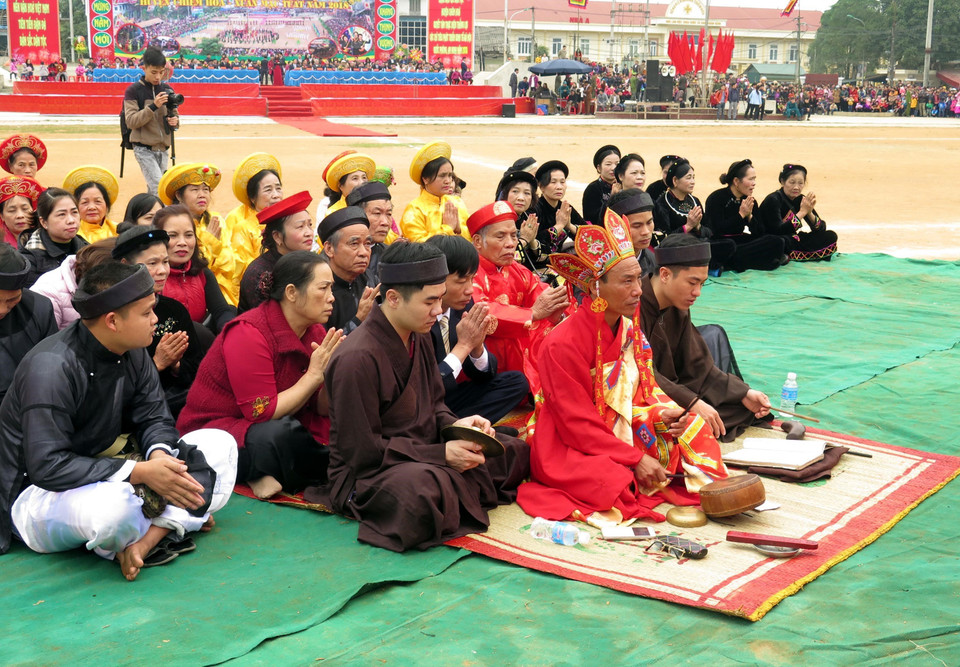 巫师在祭坛前进行祭拜，感恩天地，祈求家家呼呼平安健康、幸福快乐。越通社记者 光旦 摄