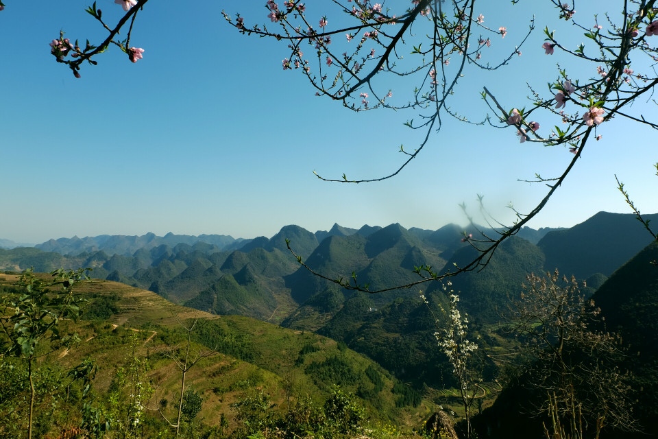 河江省山山相连,重重叠叠,引人留恋不止。越通社记者 祥安 摄。