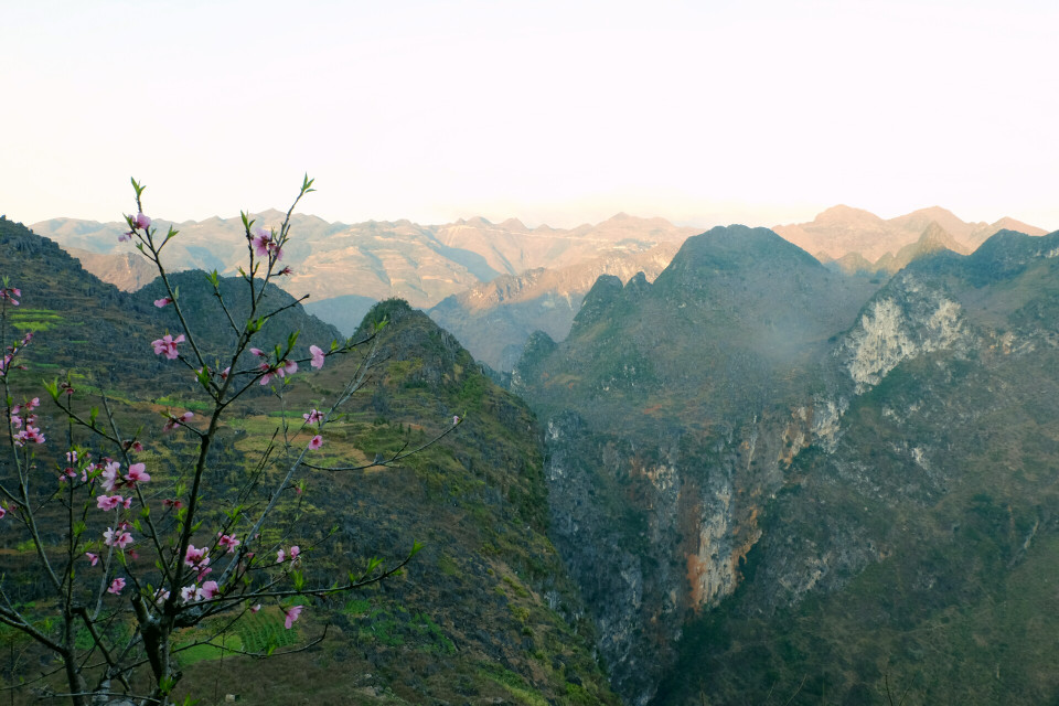 河江省山山相连,重重叠叠,引人留恋不止。越通社记者 祥安 摄。