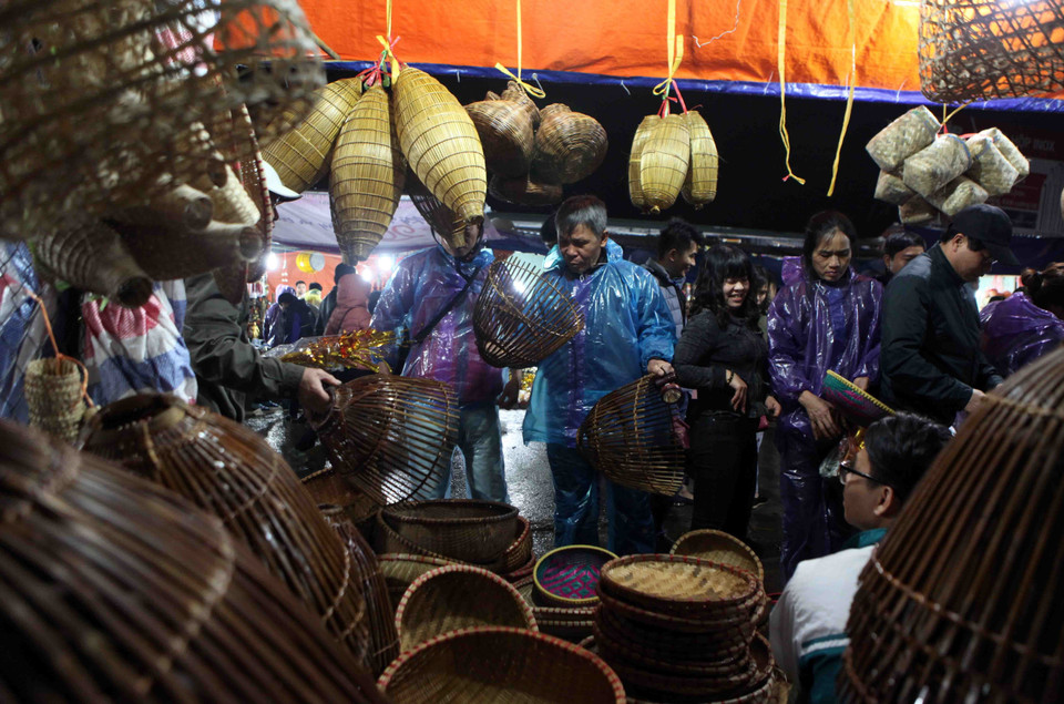 四面八方游客纷纷组团赶南定旺市。越通社记者 贵忠 摄 