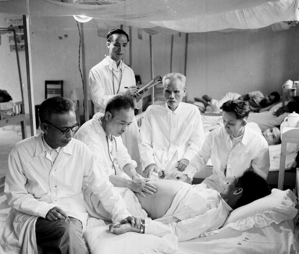 1959年7月，传统医学医院医生给病人看病。越通社资料图