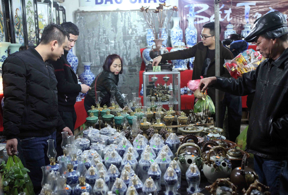 该集市的特别之处在于买卖双方都不计较价格高低，只希望在新年初春卖出“倒霉”和买到“幸运”。越通社记者 贵忠 摄 