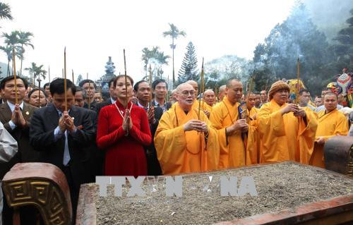 诸位僧尼和信教群众烧香祈求国泰民安。（图片来源：越通社）