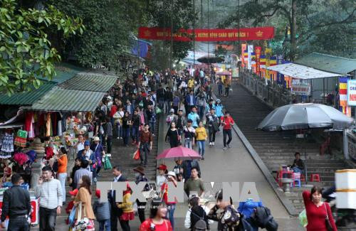 全国各地人民前往香寺赶庙会。越通社记者 中贵 摄。