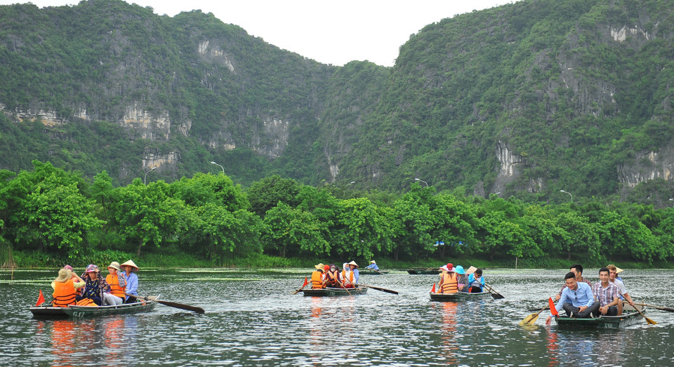 游客游览越南宁平省长安名胜群。 越通社记者 明德 摄