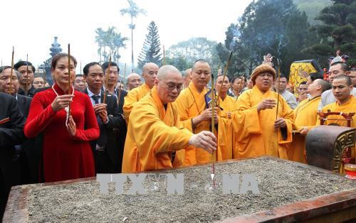 诸位僧尼和信教群众烧香祈求国泰民安。（图片来源：越通社）