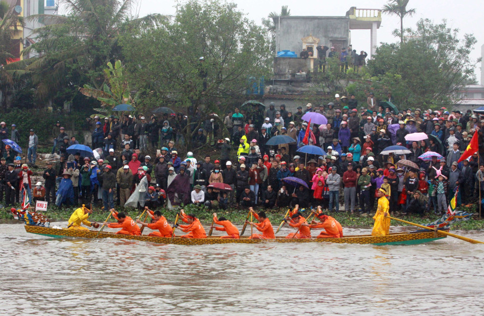 太平省2018年龙舟节热闹气氛。许多当地居民前来观看助威。越通社记者 势阅 摄