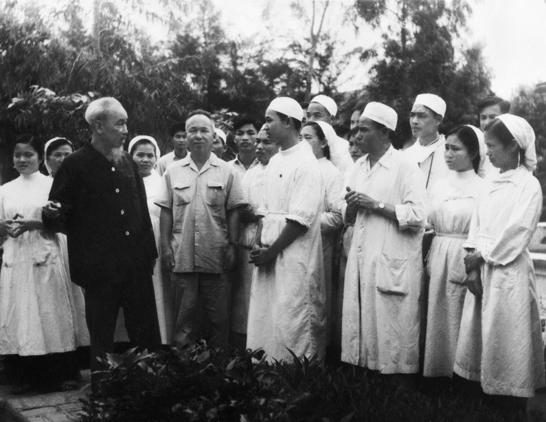 1963年4月，胡志明主席访问河东云亭医院。越通社资料图