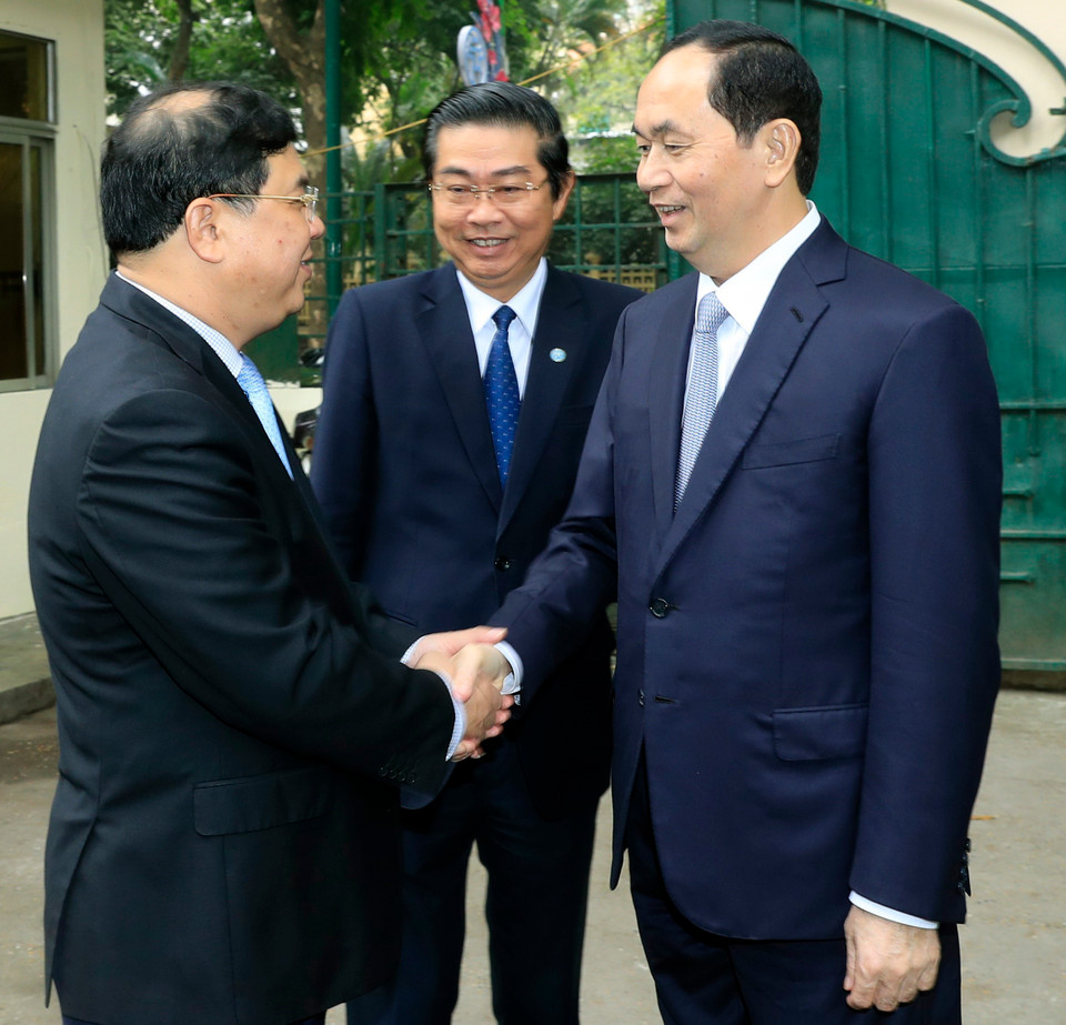 越南国家主席、中央司法改革指导委员会主任陈大光与中央司法改革指导委员会办公厅干部握手。越通社记者 颜创 摄。