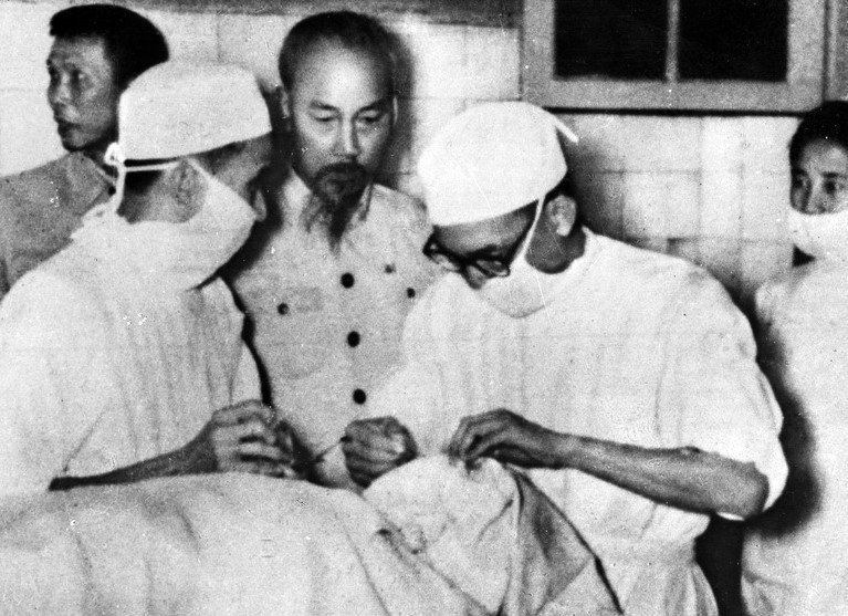 胡志明主席探访中央眼科医院。越通社资料图