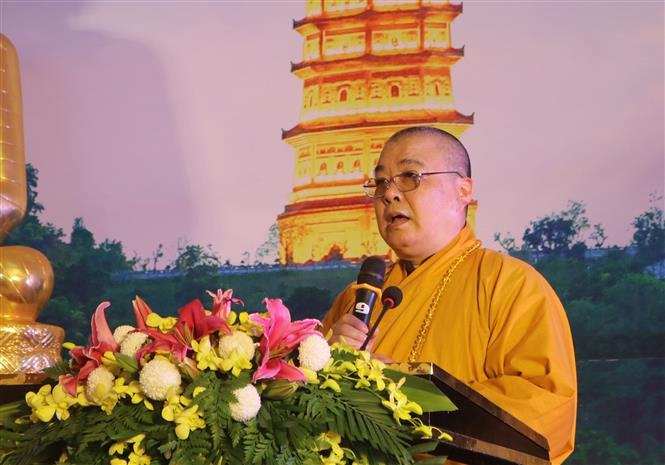 越南佛教协会治事委员会副主席、拜顶寺住持释青扰和尚在开庙仪式上发言。越通社记者 宁德方 摄。