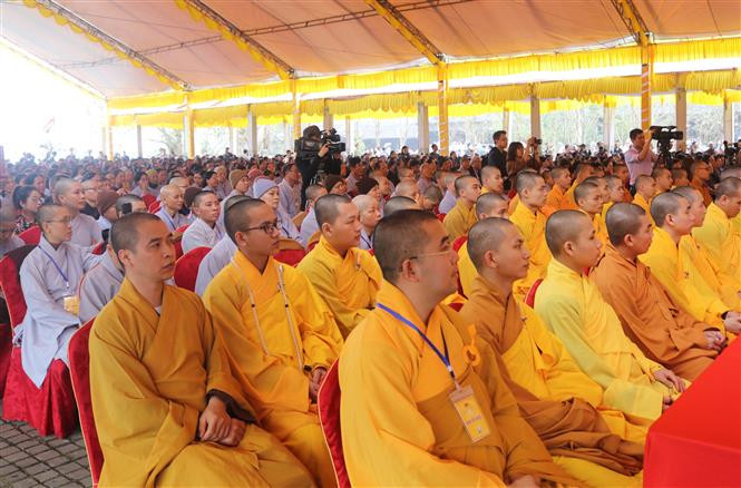 诸位僧尼、佛教信徒群众出席开庙仪式。越通社记者 宁德方 摄。