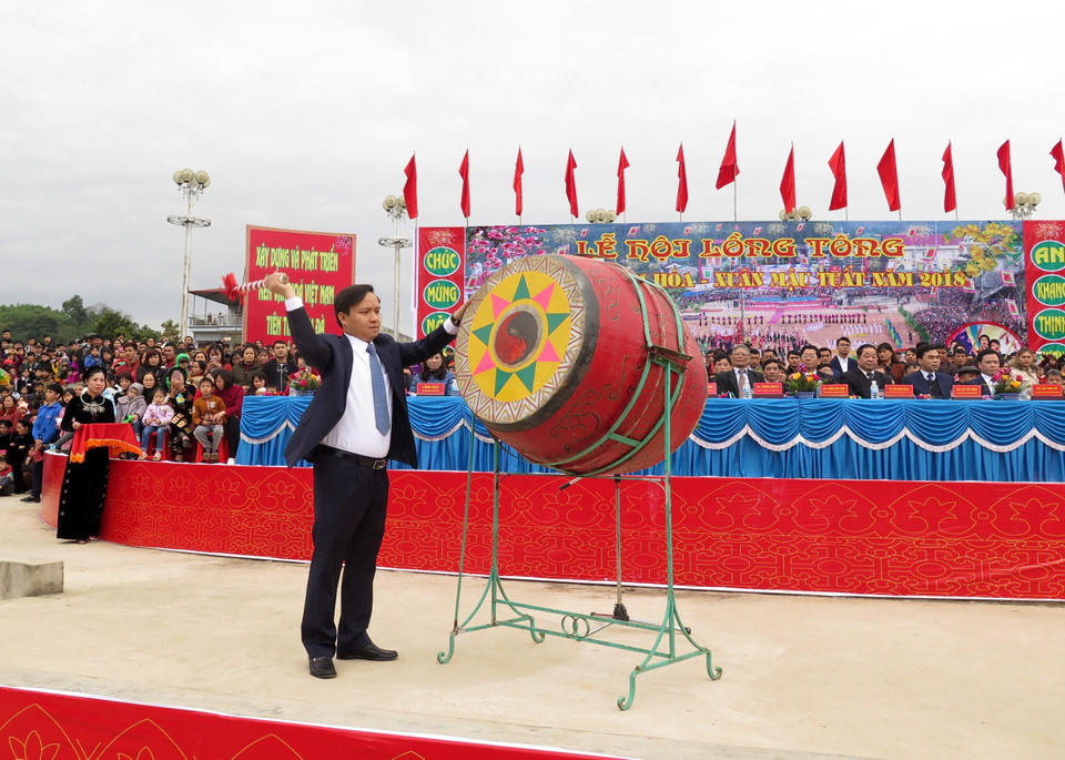 2月23日（即农历正月初八），宣光省沾化县人民委员会在占化县体育场举行隆东节（又称下田节）,吸引宣光省各民族同胞和四方游客们参加。图为：占化县领导击鼓开场。越通社记者 光旦 摄