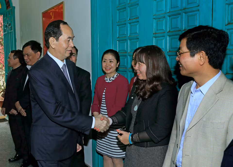 越南国家主席、中央司法改革指导委员会主任陈大光与中央司法改革指导委员会办公厅干部人员亲切握手。越通社记者 颜创 摄。