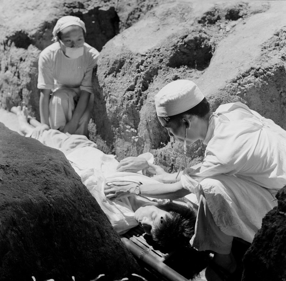 抗美战争战场时期医生们为受伤战士进行治疗。越通社资料图